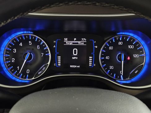 Used 2022 Chrysler Voyager LX FWD image 11