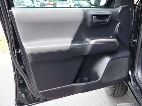 Used 2020 Toyota Tacoma SR5 w/ SR5 Appearance Package (SM) RWD image 17