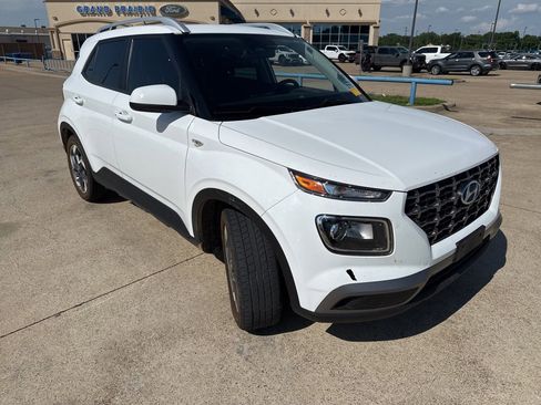 Used 2024 Hyundai Venue SEL FWD image 18