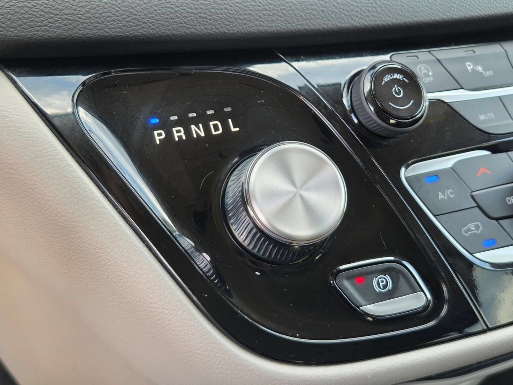 Used 2024 Chrysler Pacifica Touring-L FWD image 26