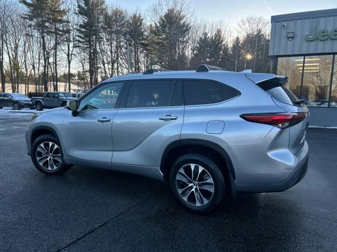 Used 2022 Toyota Highlander XLE image 10