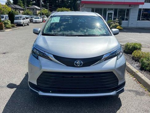Certified 2025 Toyota Sienna LE FWD image 5
