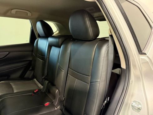 Used 2017 Nissan Rogue SV w/ SV Premium Package image 25