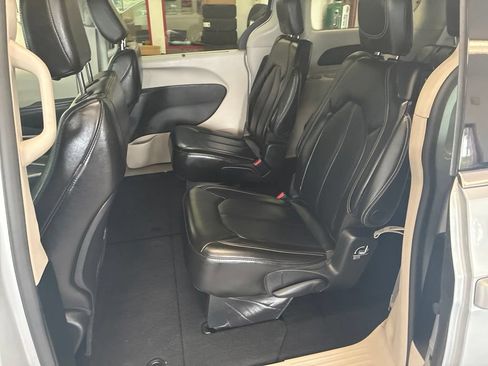 Certified 2024 Chrysler Pacifica Touring-L FWD image 16