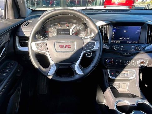 Used 2024 GMC Terrain SLT image 8