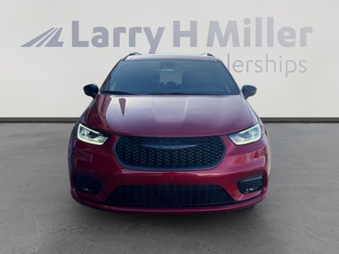 New 2026 Chrysler Pacifica Limited image 8