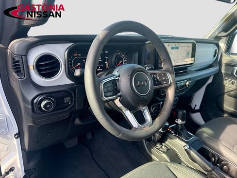 Used 2024 Jeep Wrangler Unlimited Sahara AWD/4WD image 11