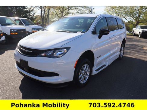 Used 2025 Chrysler Voyager LX image 3