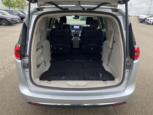 Used 2023 Chrysler Pacifica Touring-L FWD image 22