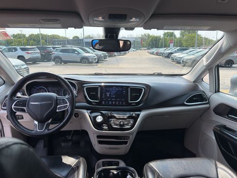 Used 2018 Chrysler Pacifica Touring-L w/ Tire & Wheel Group FWD image 28