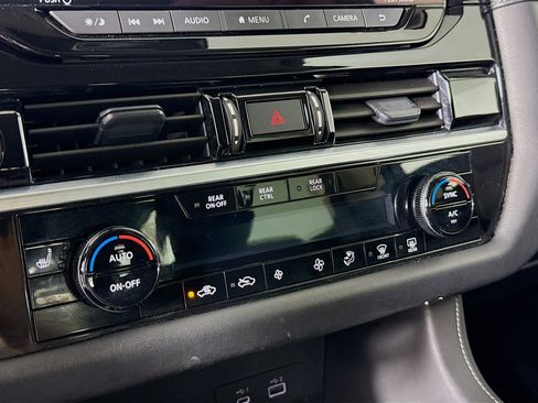 Used 2024 Nissan Pathfinder SV image 17