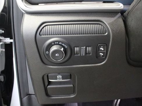 Used 2023 Jeep Wagoneer L Series III w/ Preferred Equipment Group AWD/4WD image 11
