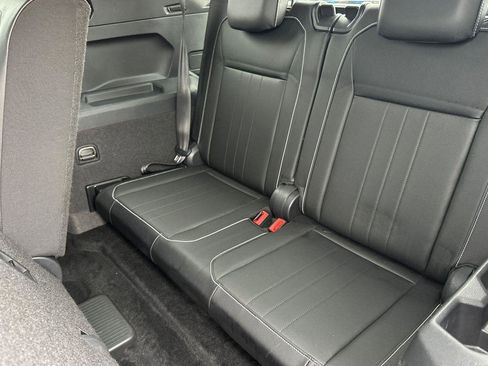 Used 2022 Volkswagen Tiguan SE R-Line image 16