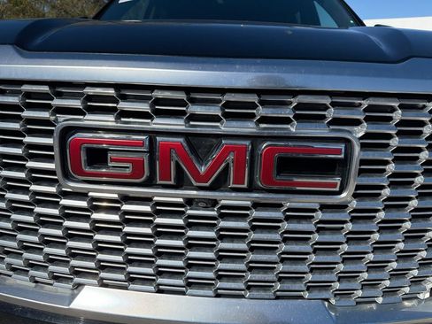 Used 2024 GMC Yukon Denali w/ Denali Reserve Package image 9