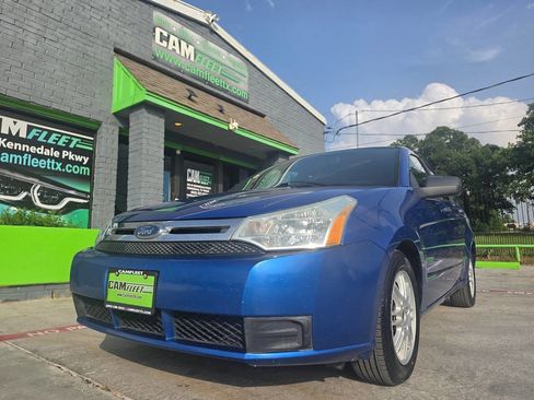 Used 2010 Ford Focus SE FWD image 2