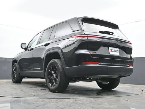 Used 2025 Jeep Grand Cherokee Altitude AWD/4WD image 48