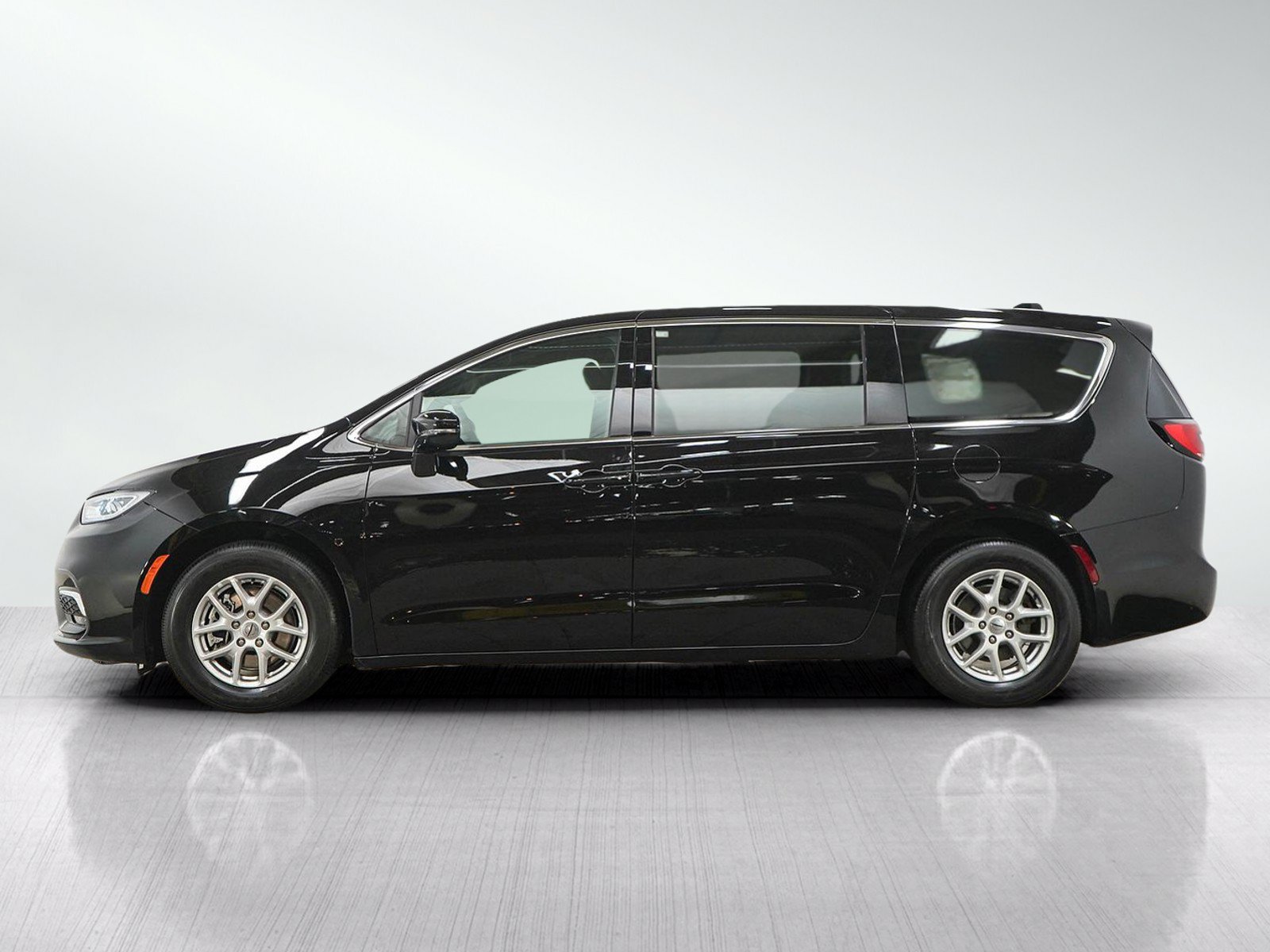Used 2025 Chrysler Pacifica Select FWD image 2