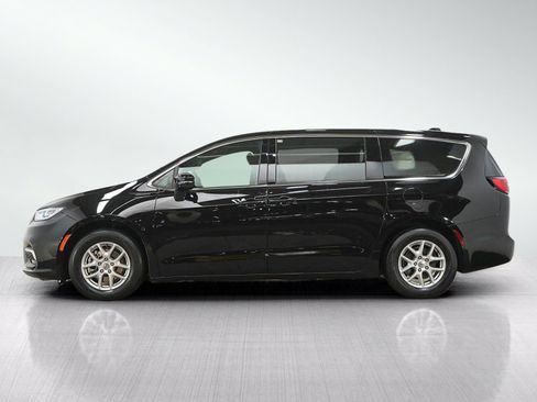 Used 2025 Chrysler Pacifica Select FWD image 2