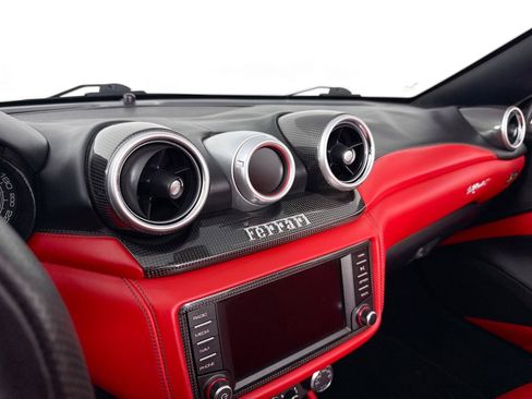 Used 2015 Ferrari California T RWD image 33