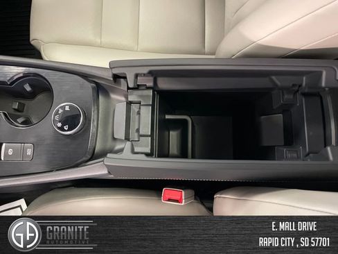 Used 2024 Nissan Rogue SV w/ SV Premium Package image 26