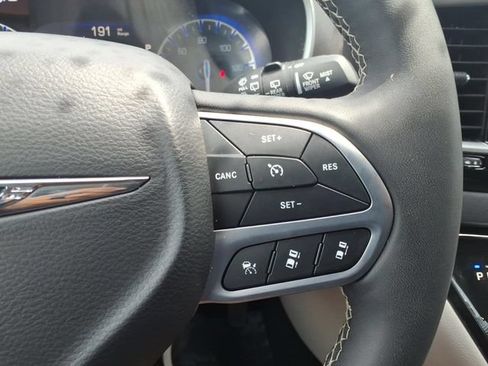 Used 2024 Chrysler Pacifica Touring-L FWD image 25