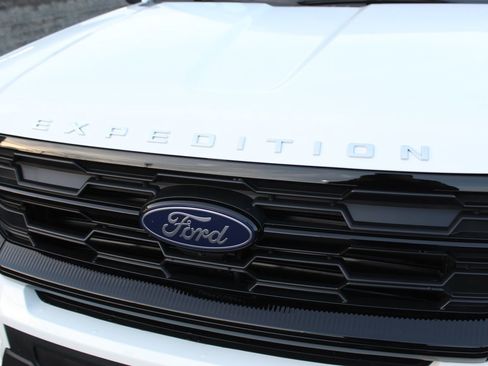 New 2025 Ford Expedition Active image 9