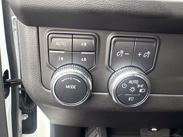 Used 2024 GMC Yukon XL AT4 w/ Technology Package AWD/4WD image 19