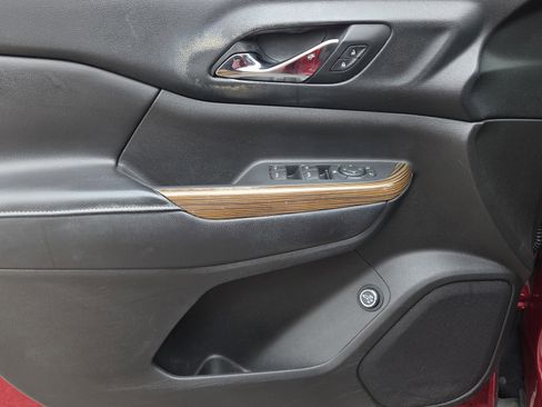 Used 2018 GMC Acadia SLE image 22