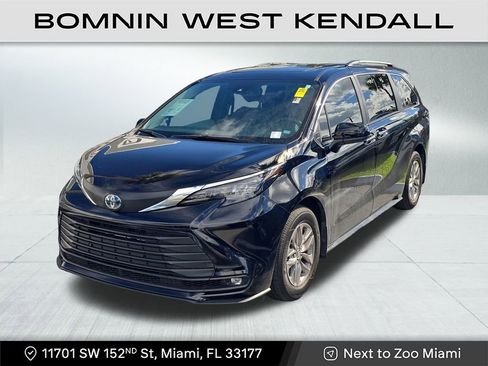 Used 2025 Toyota Sienna XLE image 2
