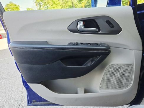 Used 2021 Chrysler Pacifica Touring-L FWD image 19