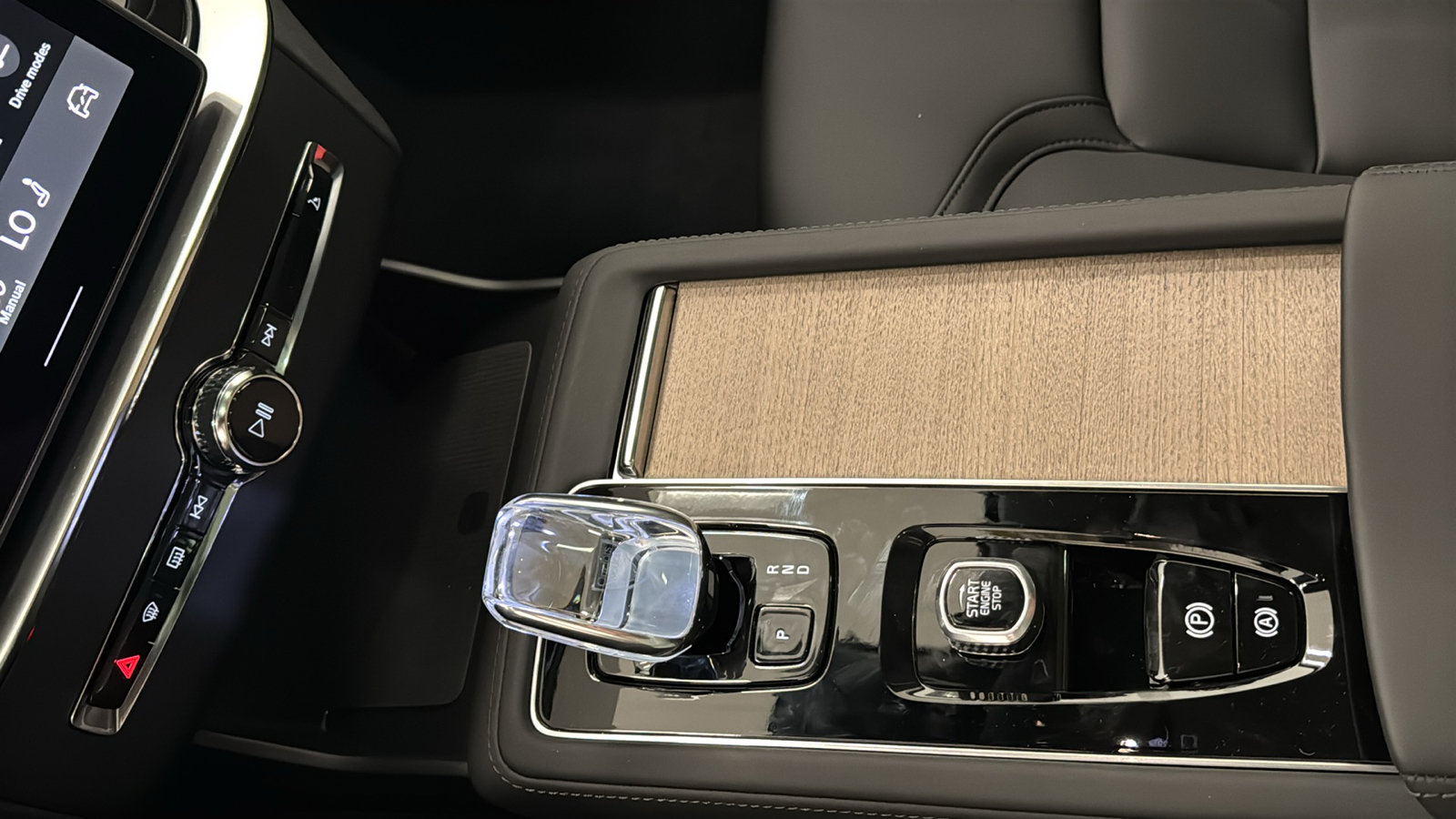 New 2026 Volvo XC90 T8 Plus w/ Protection Package Premier AWD/4WD image 19
