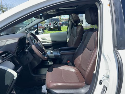 Used 2024 Toyota Sienna Platinum image 21