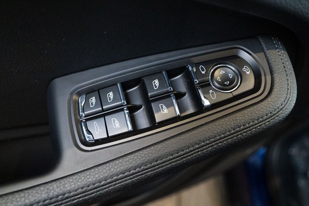 Certified 2025 Porsche Macan AWD/4WD image 18