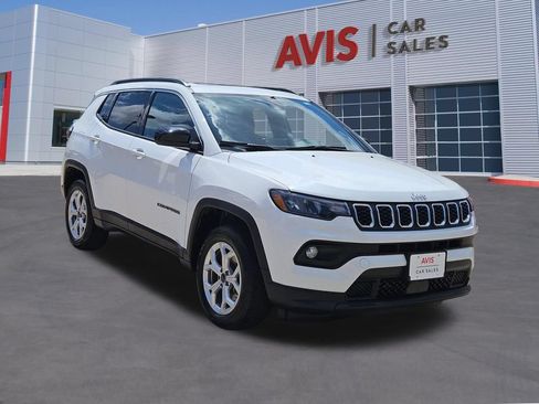 Used 2025 Jeep Compass Latitude w/ Sun & Sound Group AWD/4WD image 7