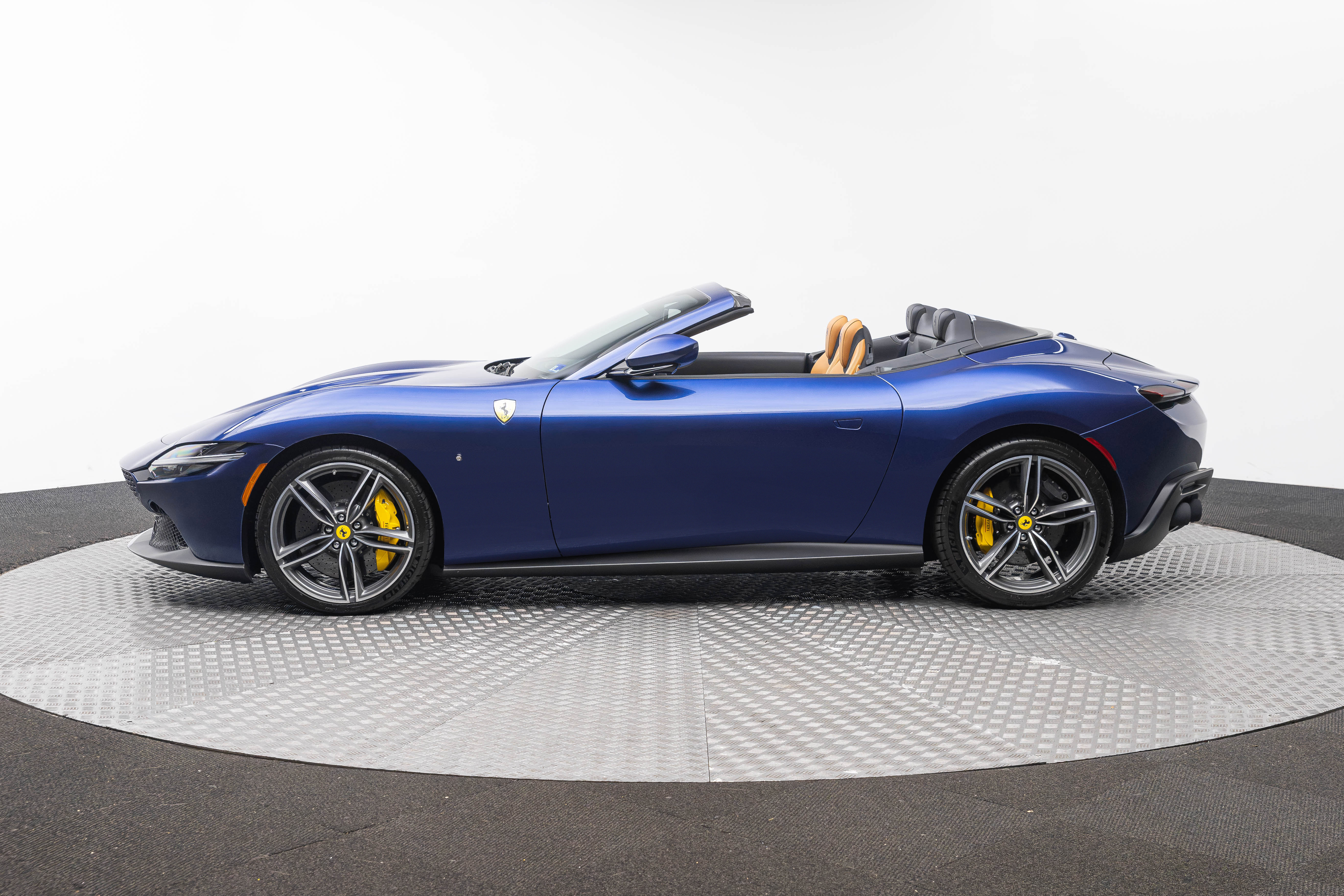 Used 2025 Ferrari Roma Spider RWD image 2
