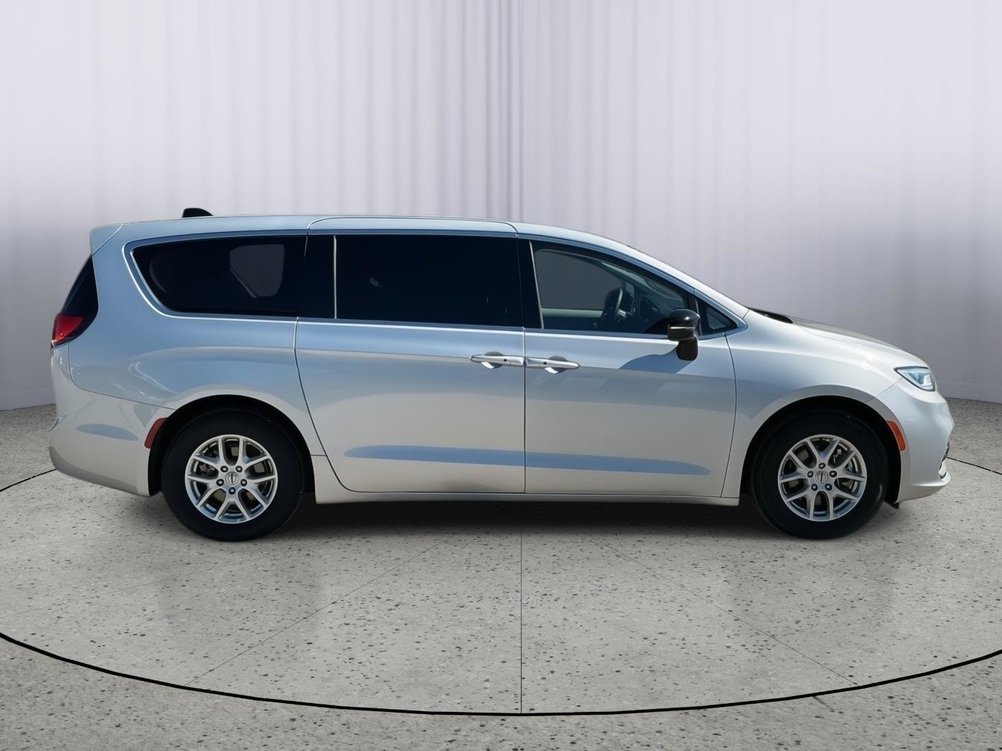 Used 2024 Chrysler Pacifica Touring-L FWD image 6
