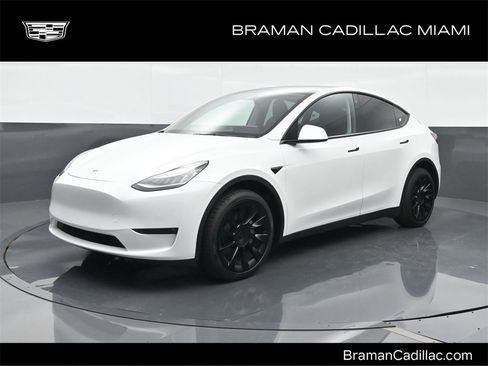 Used 2022 Tesla Model Y Long Range image 1