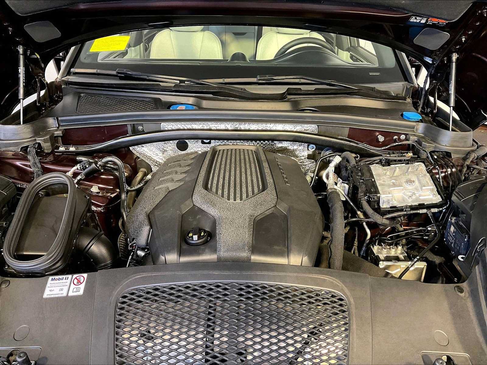 Certified 2024 Porsche Macan AWD/4WD image 32