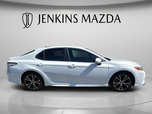Used 2020 Toyota Camry SE w/ Convenience Package FWD image 3