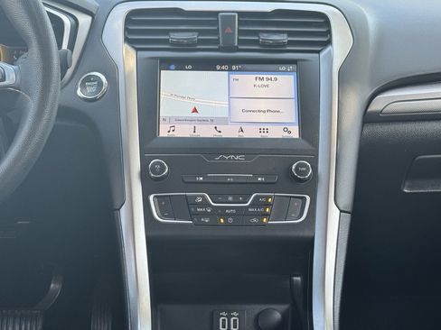 Used 2019 Ford Fusion SE FWD image 26