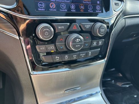 Used 2019 Jeep Grand Cherokee Limited w/ Luxury Group II image 31