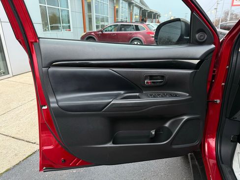 Used 2020 Mitsubishi Outlander SE image 38