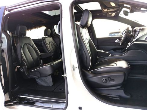 Used 2025 Chrysler Pacifica Limited image 29