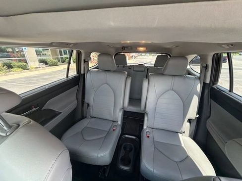 Used 2024 Toyota Highlander XLE AWD/4WD image 13