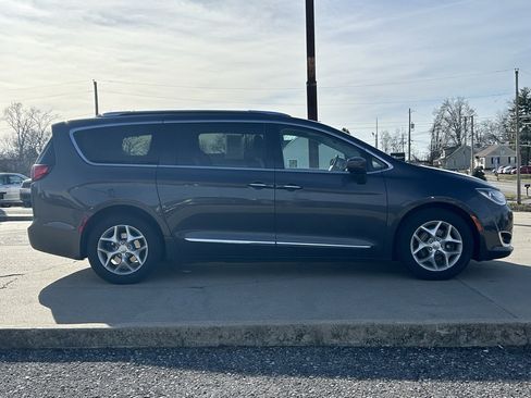 Used 2017 Chrysler Pacifica Touring-L Plus w/ Tire & Wheel Group image 5
