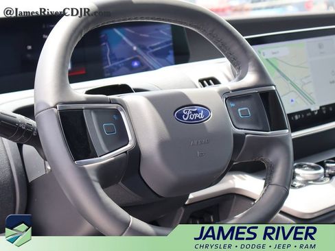 Used 2025 Ford Expedition Active AWD/4WD image 27