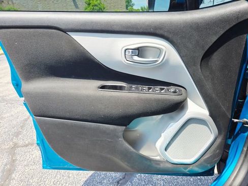 Used 2020 Jeep Renegade Latitude w/ Cold Weather Group FWD image 28