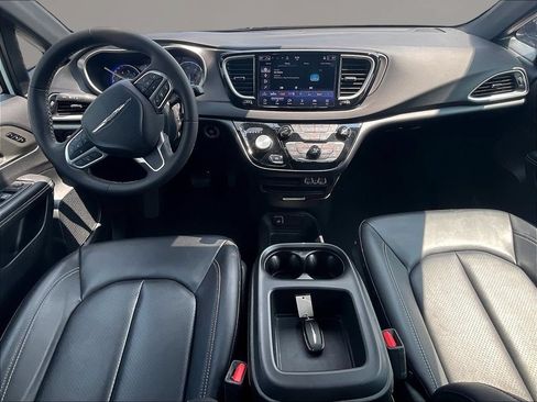 Used 2025 Chrysler Pacifica Select FWD image 7