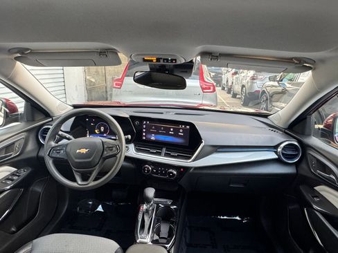 Used 2025 Chevrolet Trax LT image 31