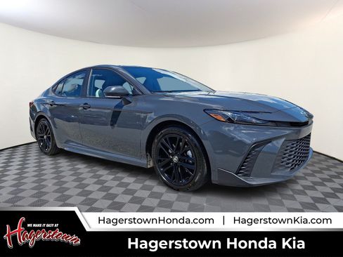 Used 2025 Toyota Camry SE FWD image 1
